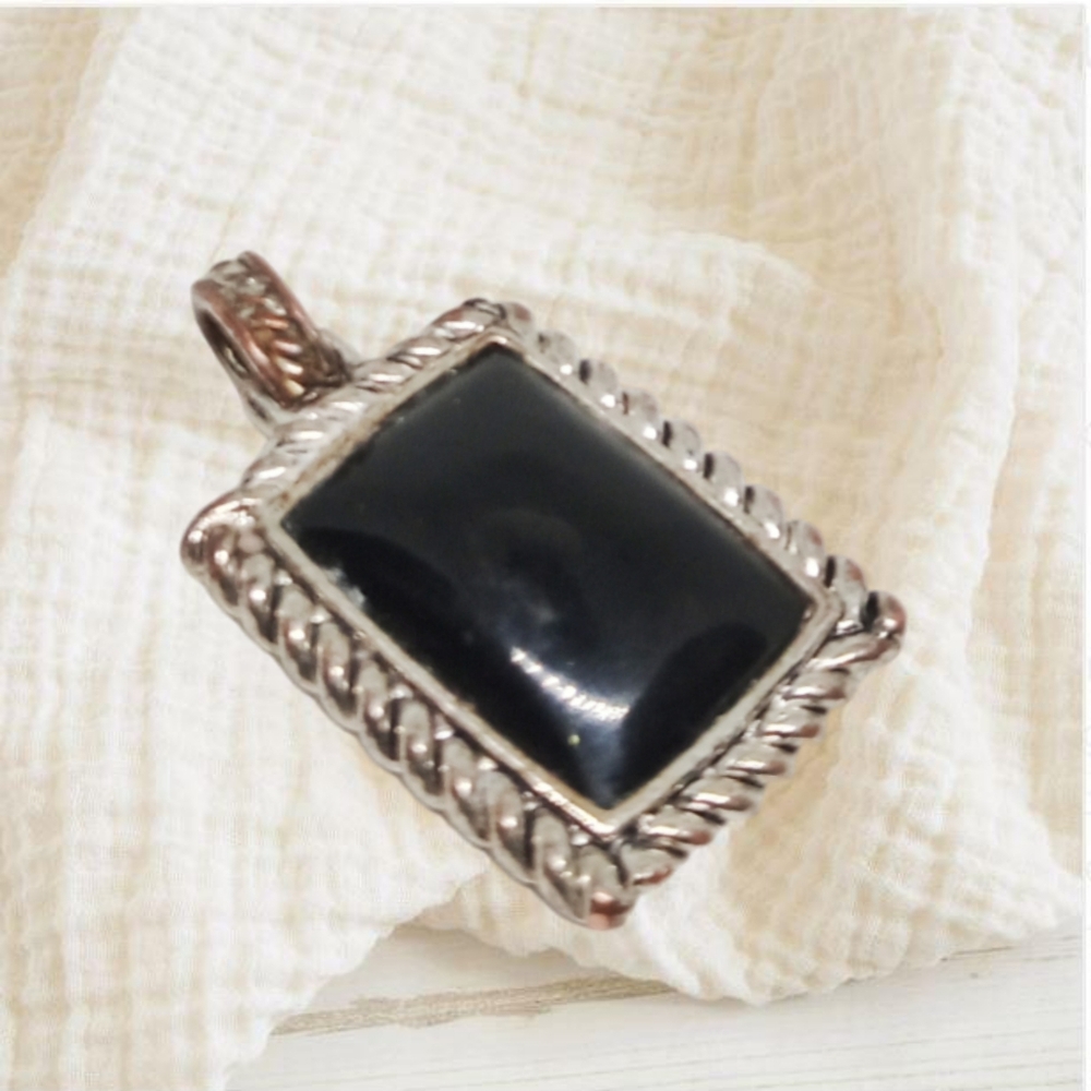 $2 When You Buy 10 Items Marked 🎄10/$20.   Black and Silver Pendant